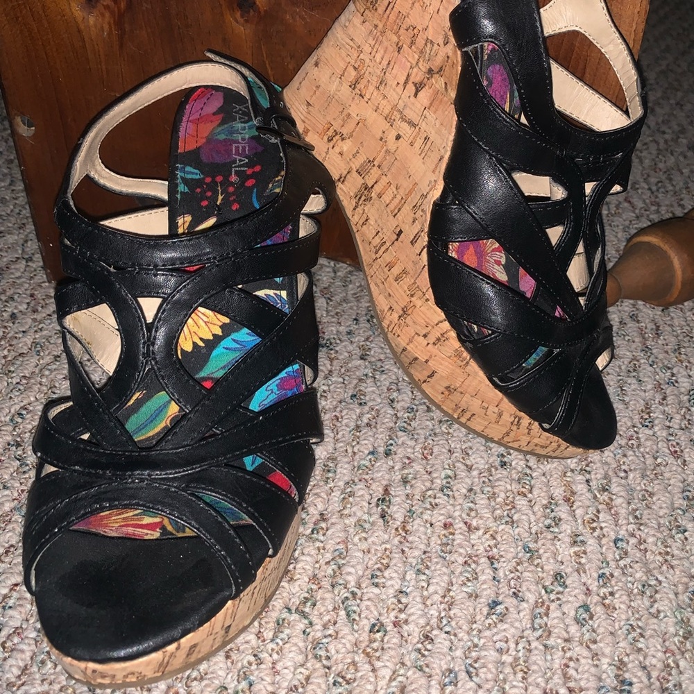 Black wedges